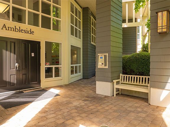 4th image of 5650 Edgewater Ln #215