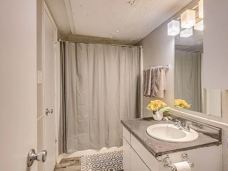 1402 SW 59th St — Photo 16