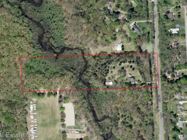 2400 Still Meadow Ln, Highland, MI 48356