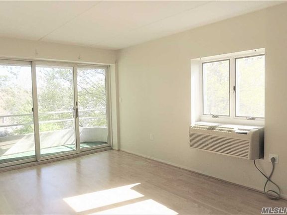 5th image of 205 Mineola Blvd