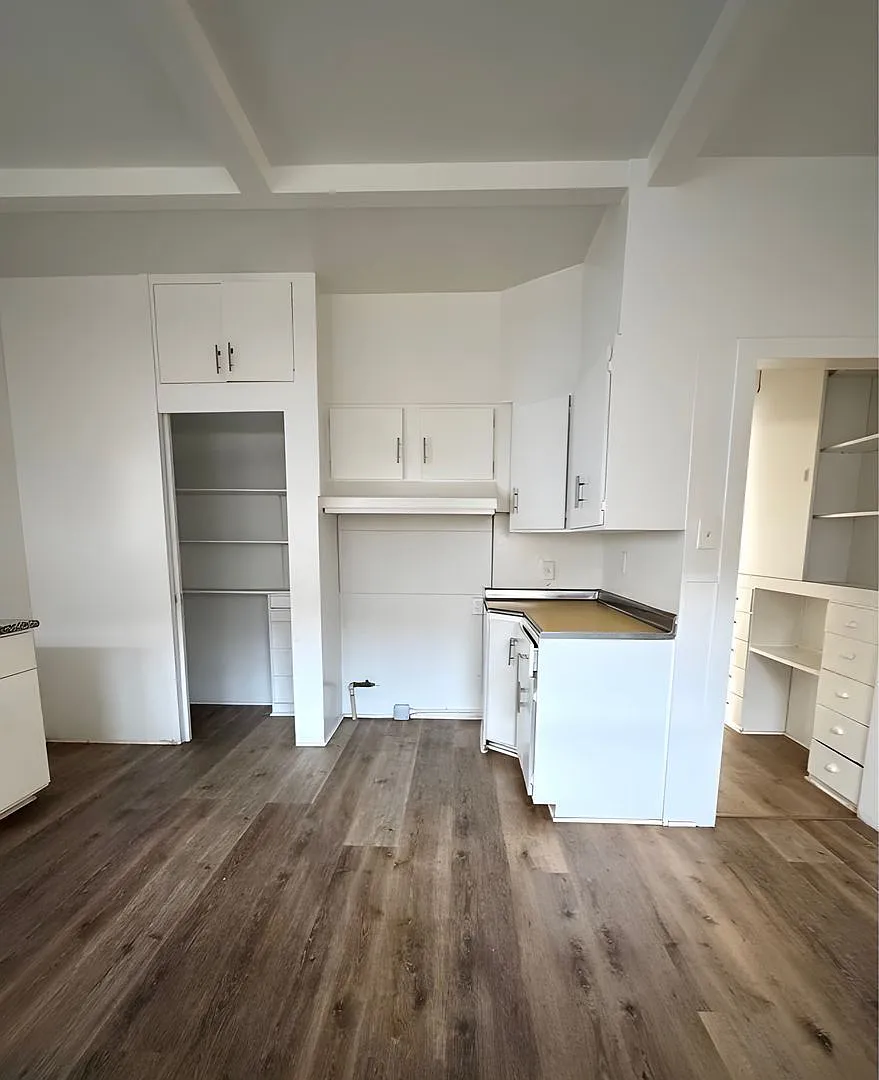3 bed, 1.0 bath, 1504 sqft, $3,668 — Photo 2