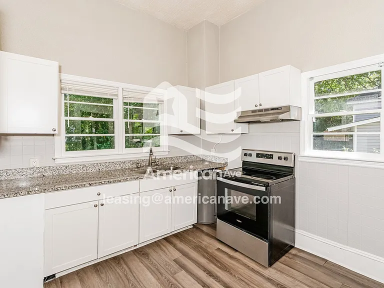 1528140_007_kitchen_8.jpg