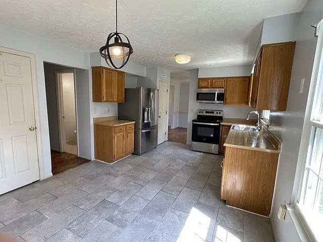 4 bed, 2.5 bath, 1810 sqft, $3,300 — Photo 2