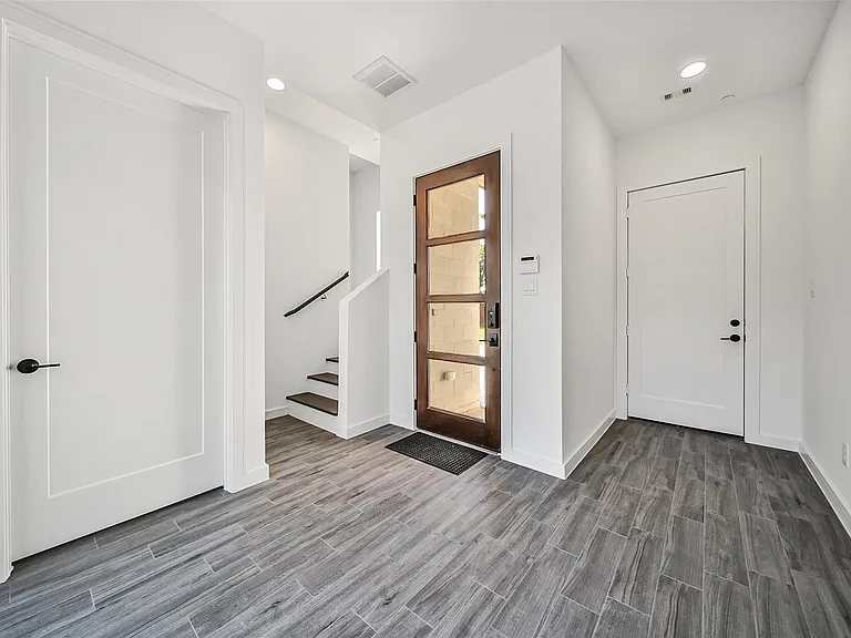 815 W 17th St — Photo 2