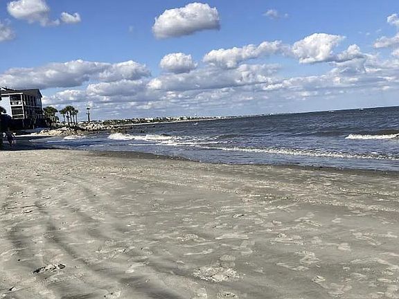 Beach 2 blocks from house (station 32)