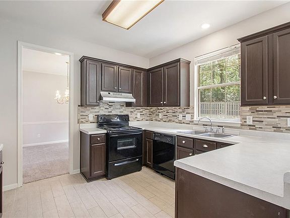 2nd image of 200 Glengary Ct
