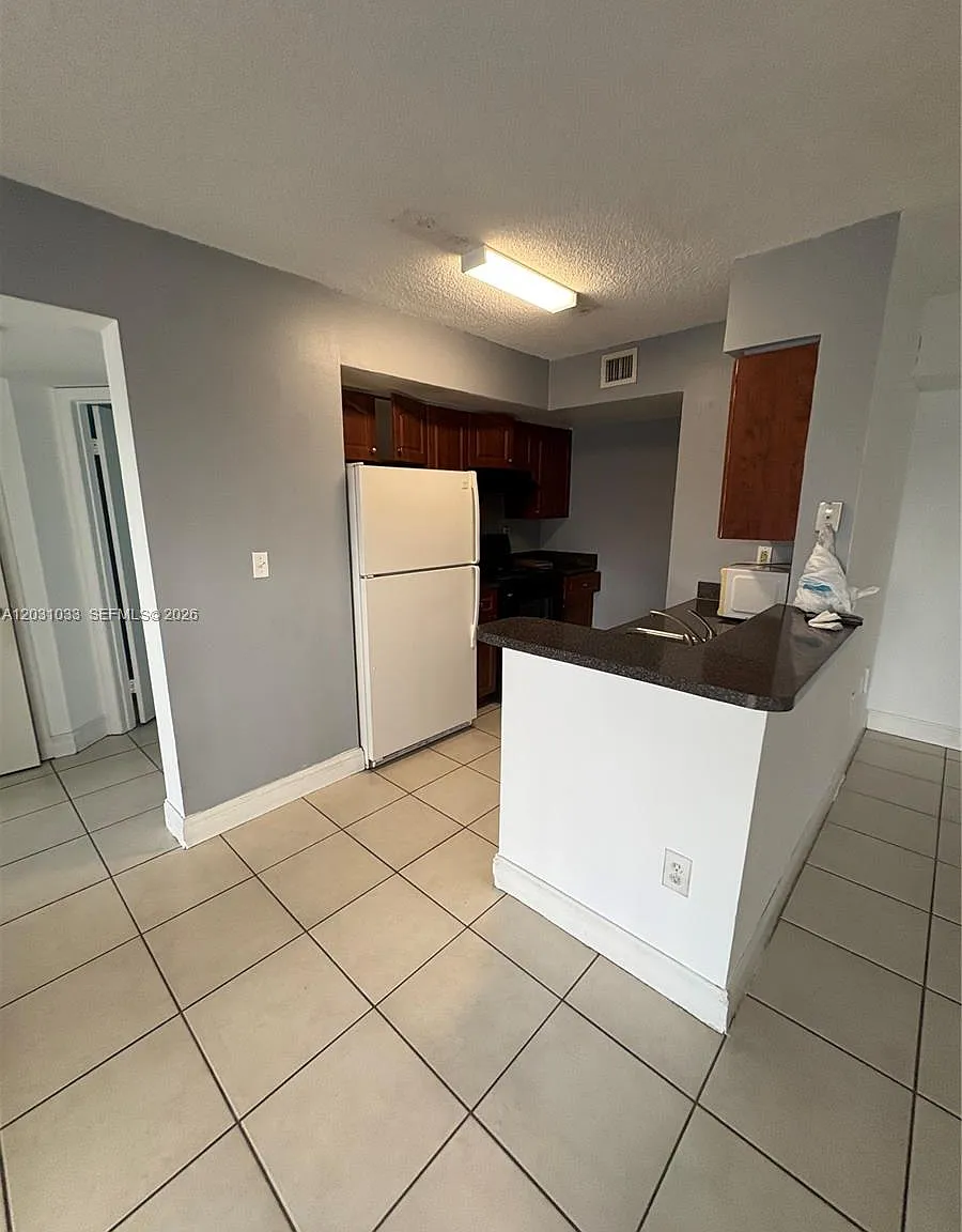 Kendall Lake Towers Condo — Photo 3