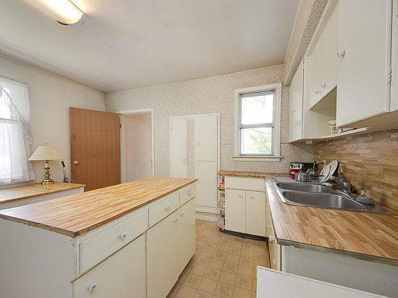 5th image of 12202 127th St NW