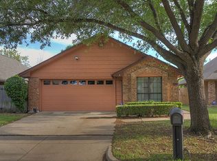 1137 Meadow Park Ln, Grand Prairie, TX 75052