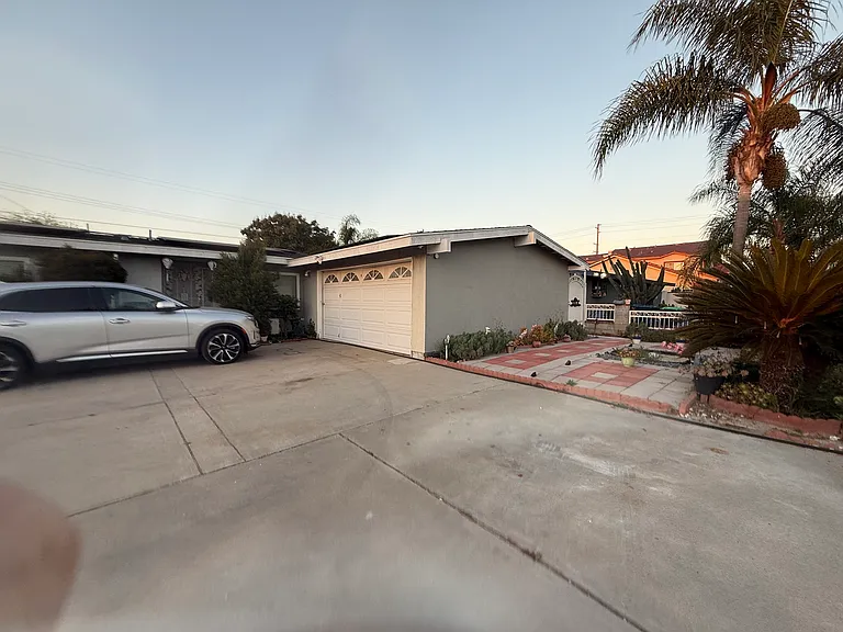 7911 Orangewood Ave — Photo 9