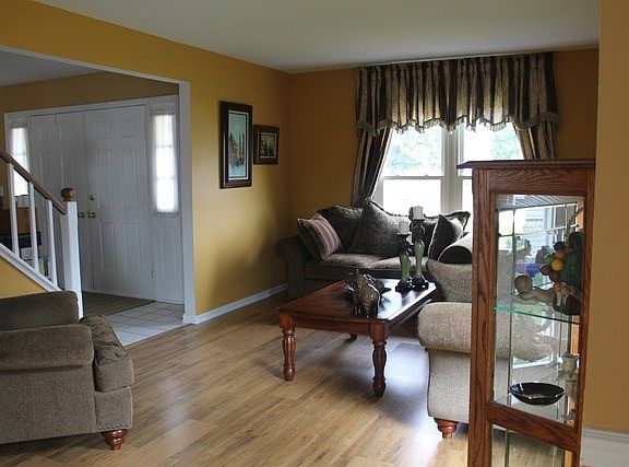3rd image of 109 Green Meadows Dr