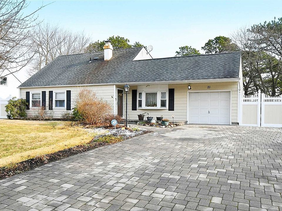 1st image of 21 Scotch Pine Dr