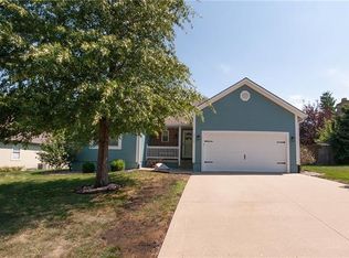 4433 SW Hillside Dr, Lees Summit, MO 64082