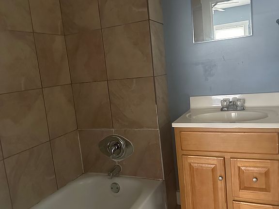 5th image of 310 Adele St #310
