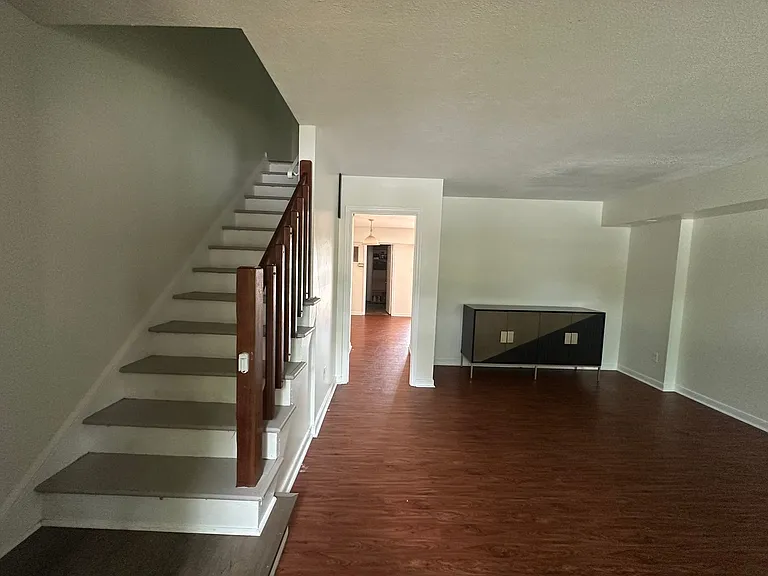 202 Devonshire Rd — Photo 2