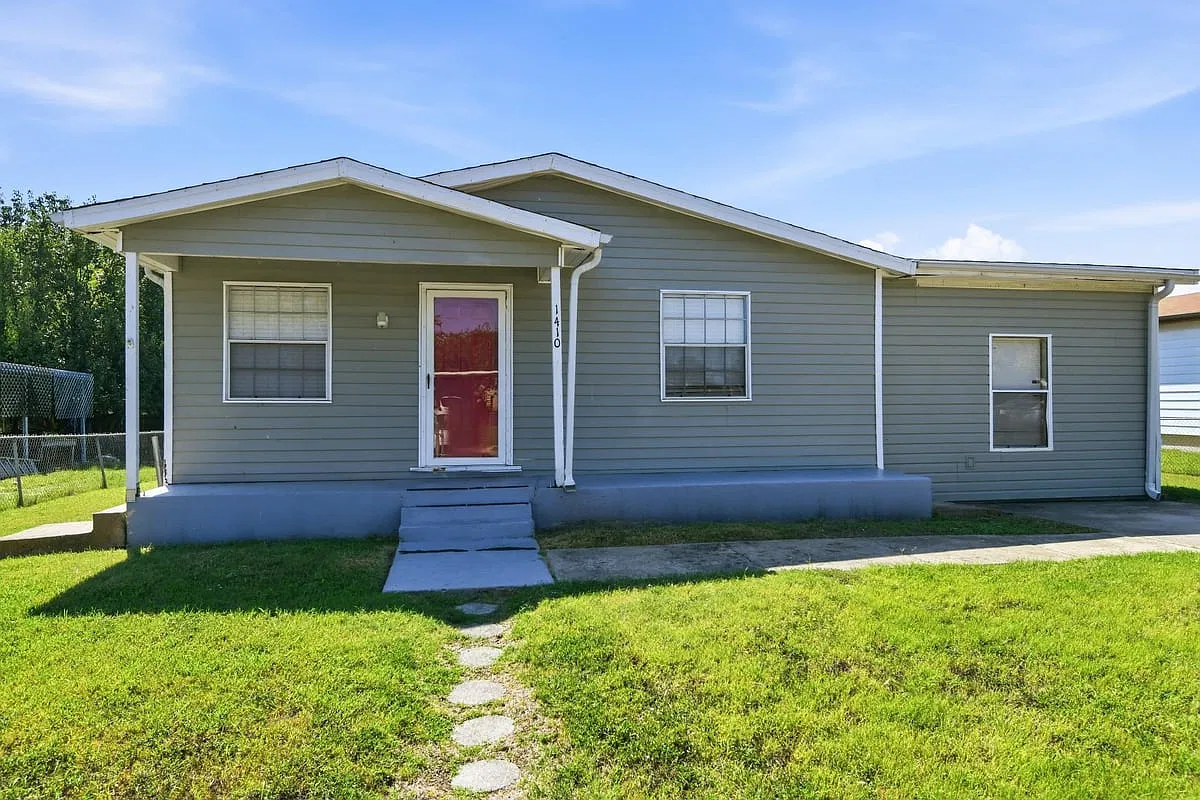 1410 Karen Dr — Photo 2