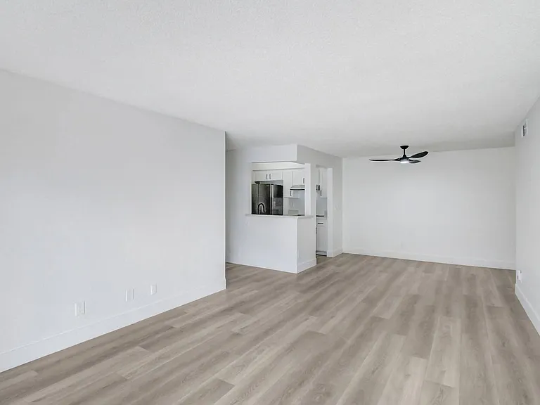 8300 De Longpre — Photo 28