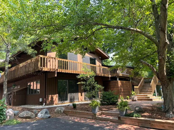 25466 N Wren Rd, Tower Lakes, IL 60010