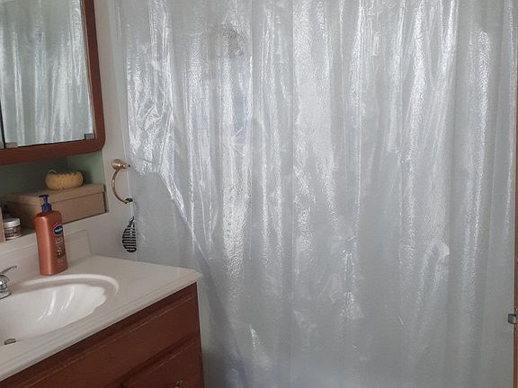 Bath with tub/shower 6'6" x 7'6".