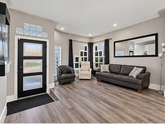 4th image of 72 Darling Cres