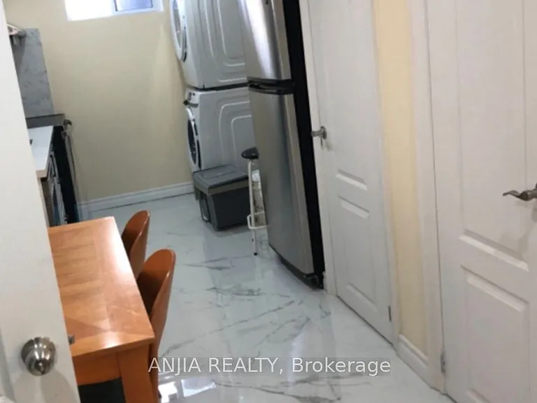 20 Colinayre Cres #1 — Photo 2