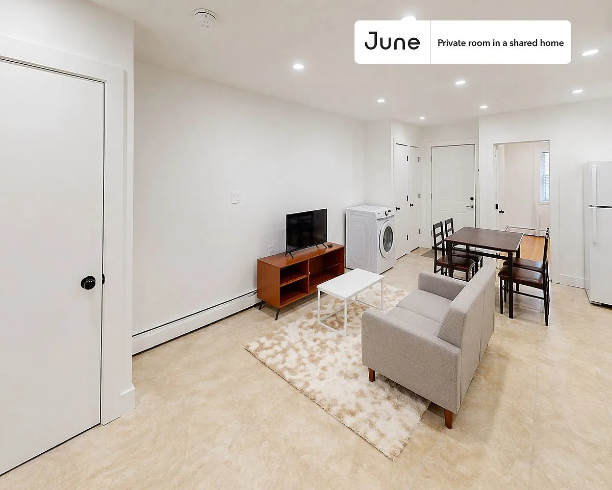 Queen bedroom in 3 bed/1 bath home in Bedford-Stuyvesant #1792 A — Photo 2