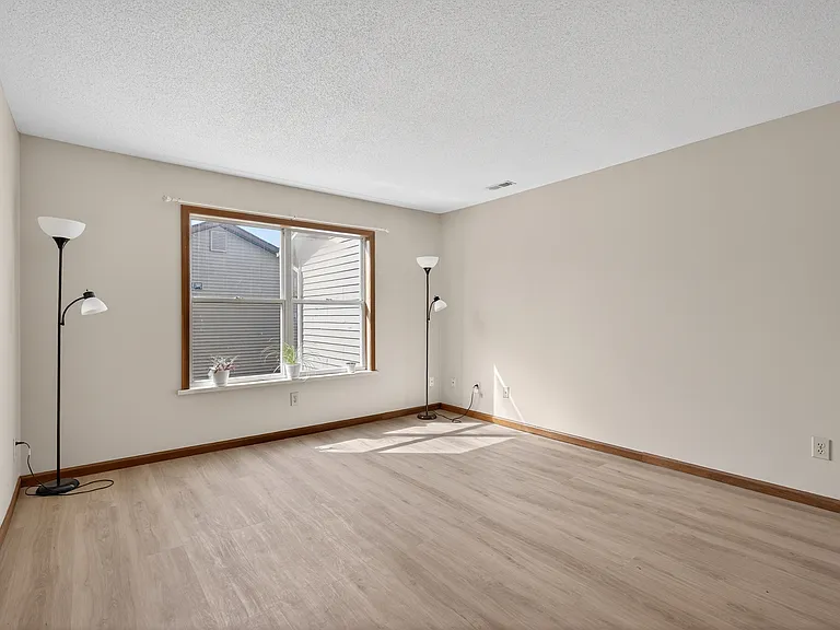 504 Seagraves Ave — Photo 3