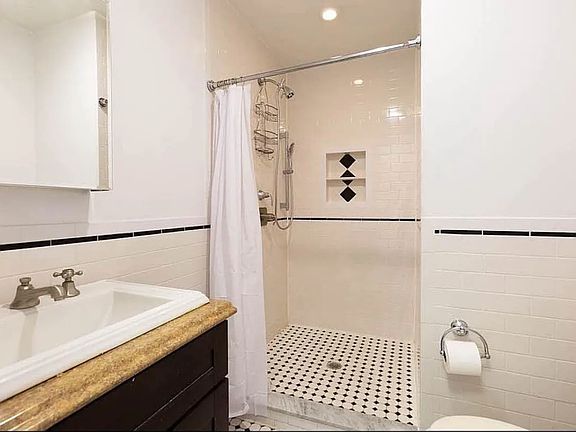 2nd image of 479 4th Ave APT 2R