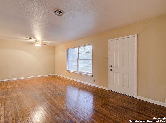 3rd image of 1927 Dellcrest Dr