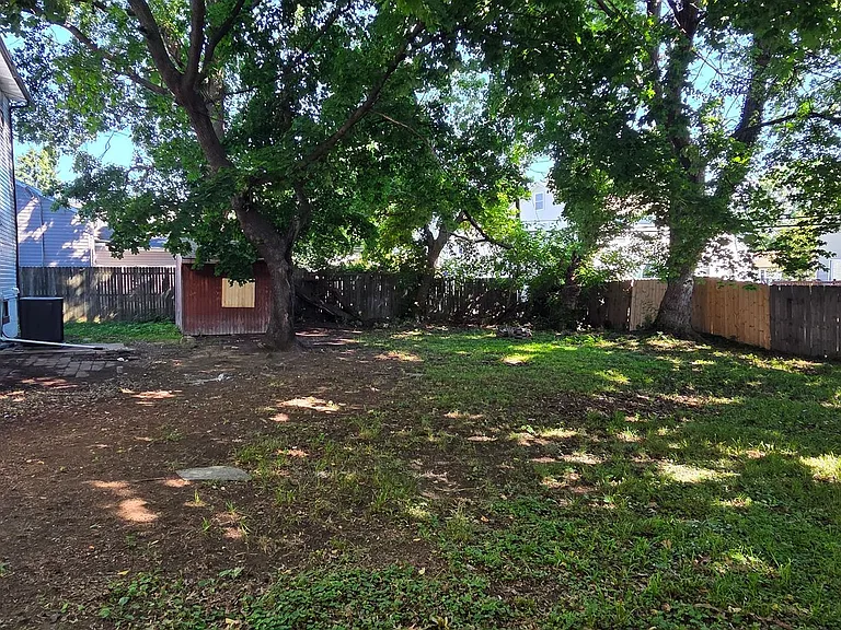 1019 Green Ln — Photo 37