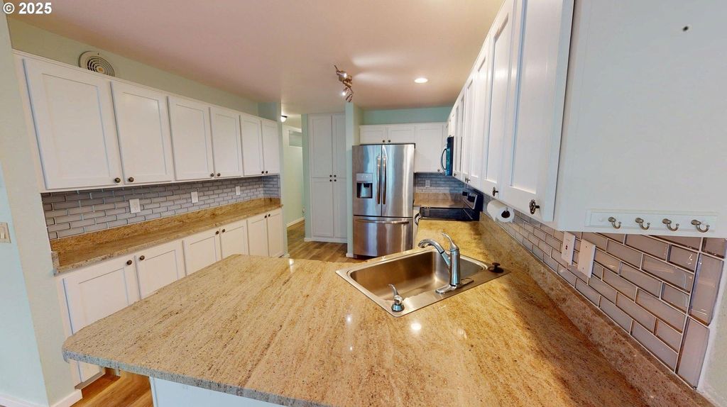 1455 Seacrest Ln APT 1A, Brookings, OR - View 4