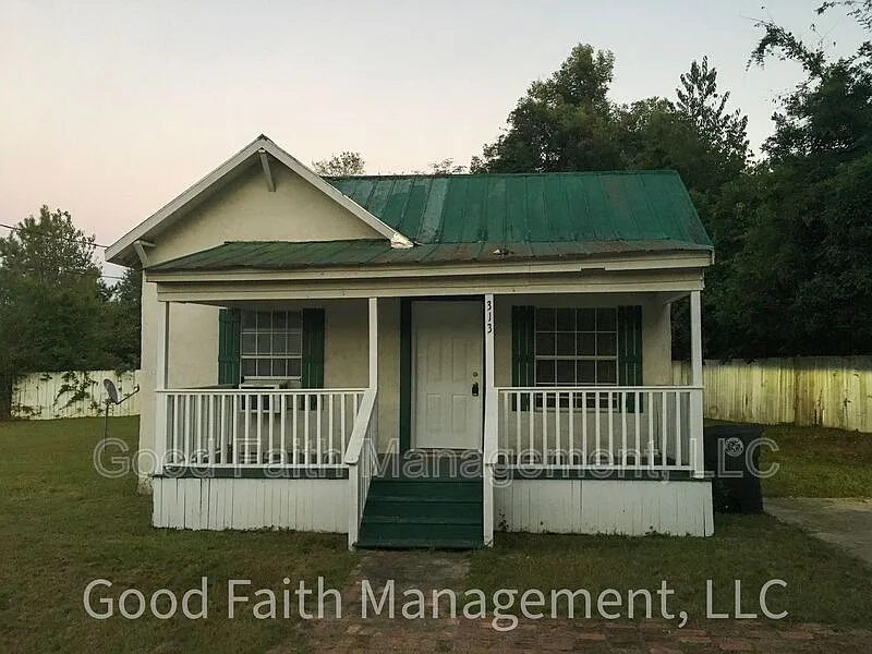 2 bed, 1.0 bath, 688 sqft, $900 — Photo 1