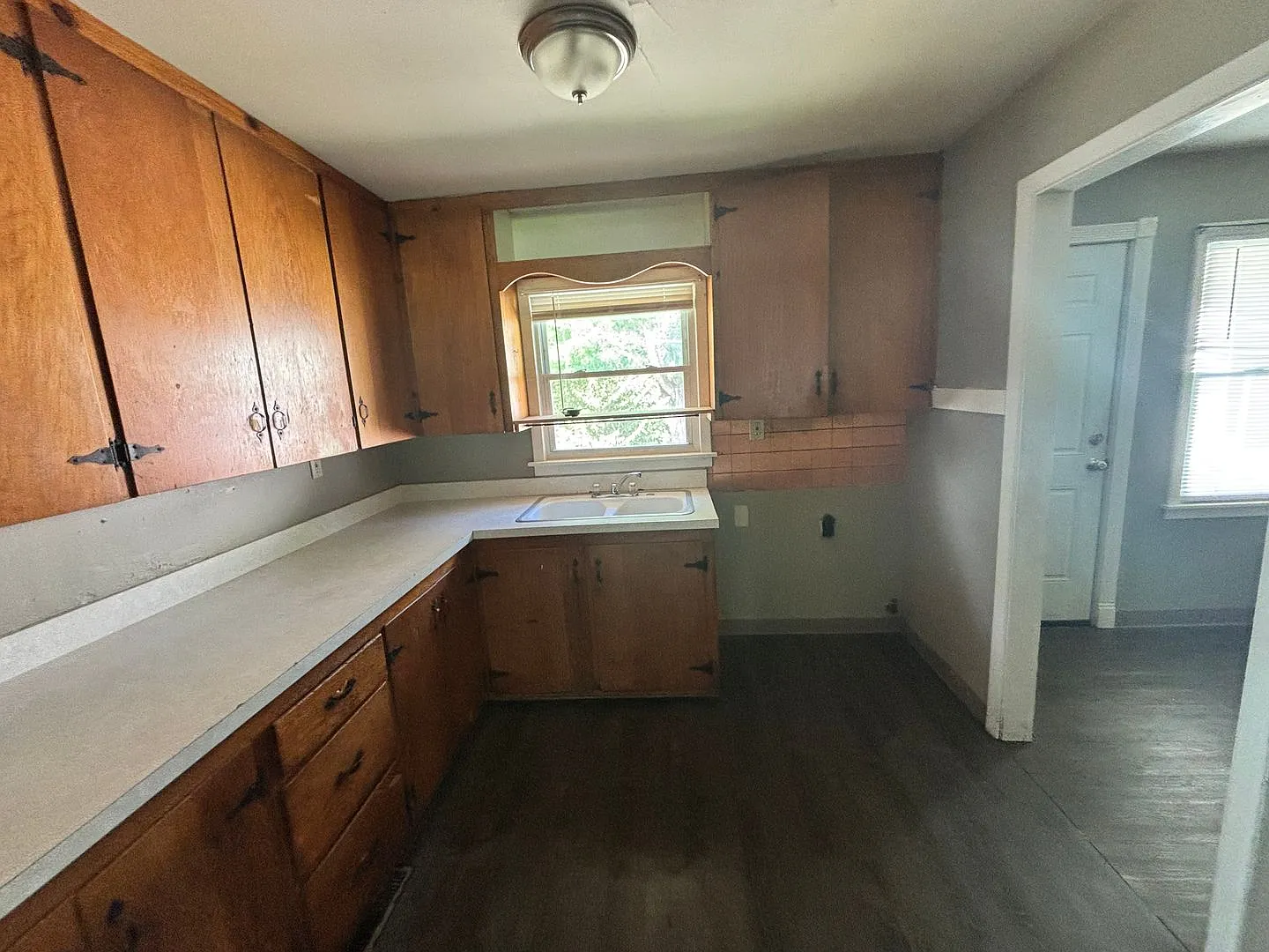 Charming 3 bed 1 bath with garage in quiet neighborhood! — Photo 4