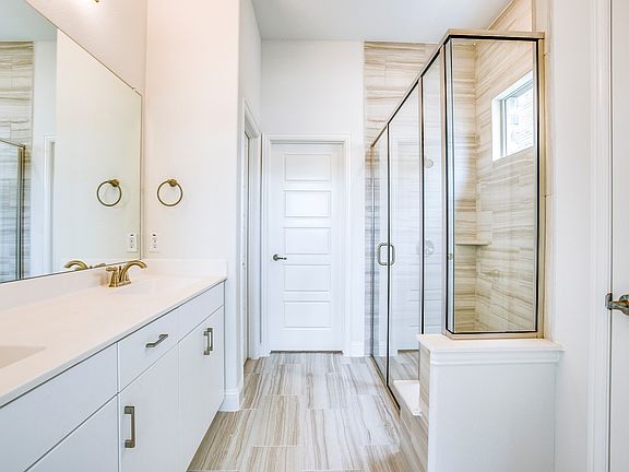 Owner s bath with dual sinks