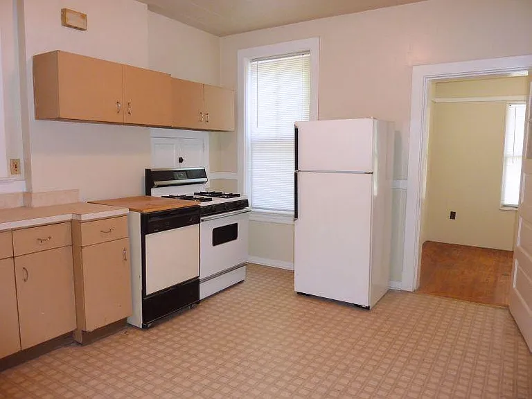 1070 McCausland Ave — Photo 6
