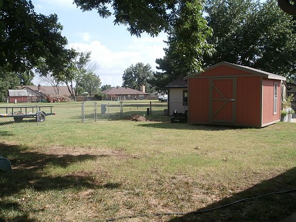 backs up to park, shed built in 2012