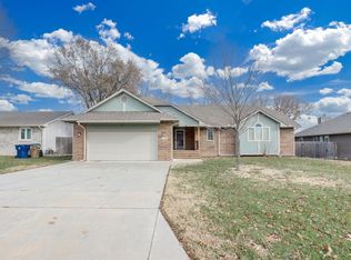 118 Chapel Dr, Andover, KS 67002