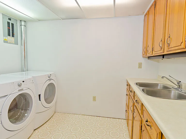 740 Coach Bluff Cres SW — Photo 30
