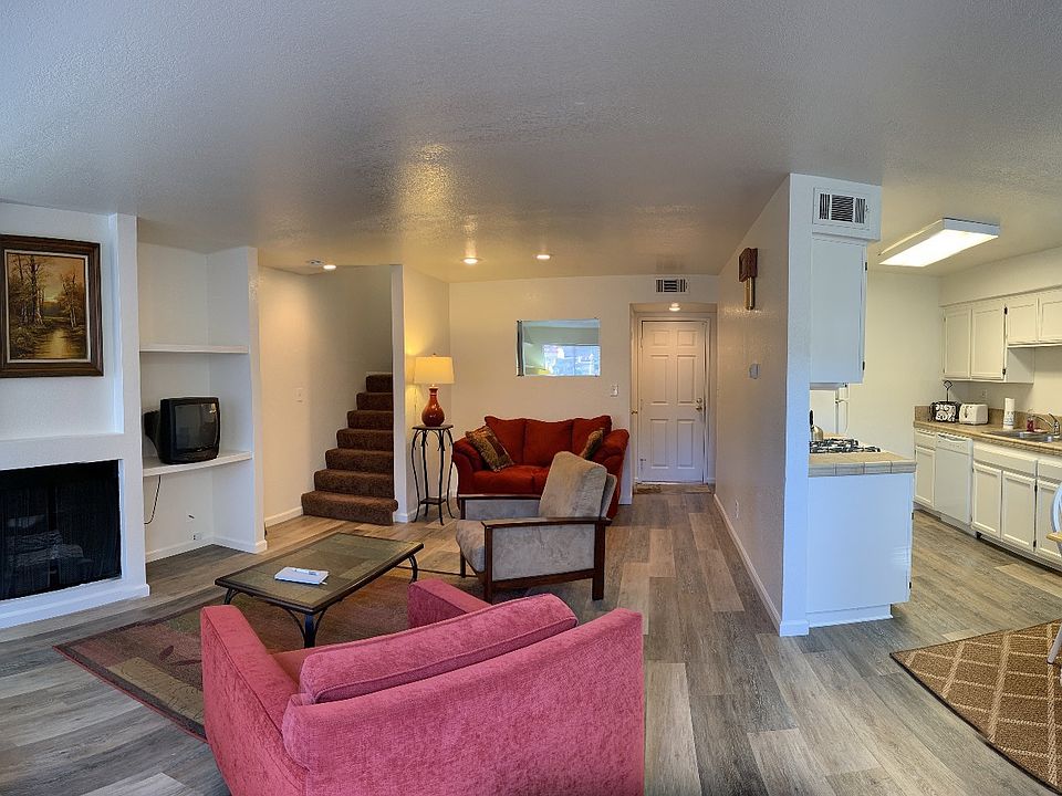 Living room w/ gas fireplace