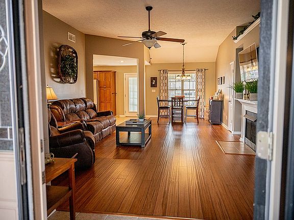 3rd image of 405 Lebeau Dr