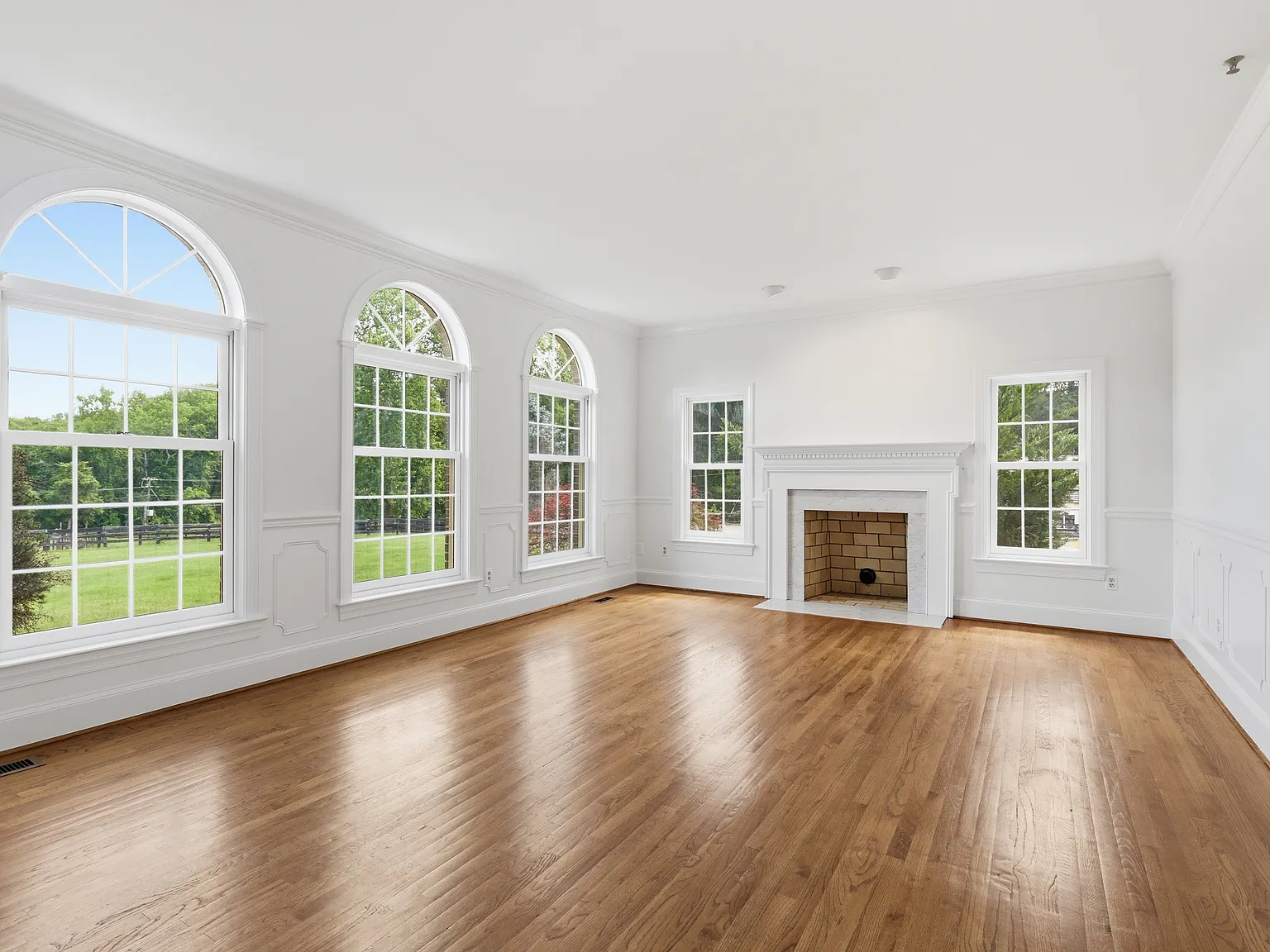 7 bed, 6033 sqft, $7,900 — Photo 4