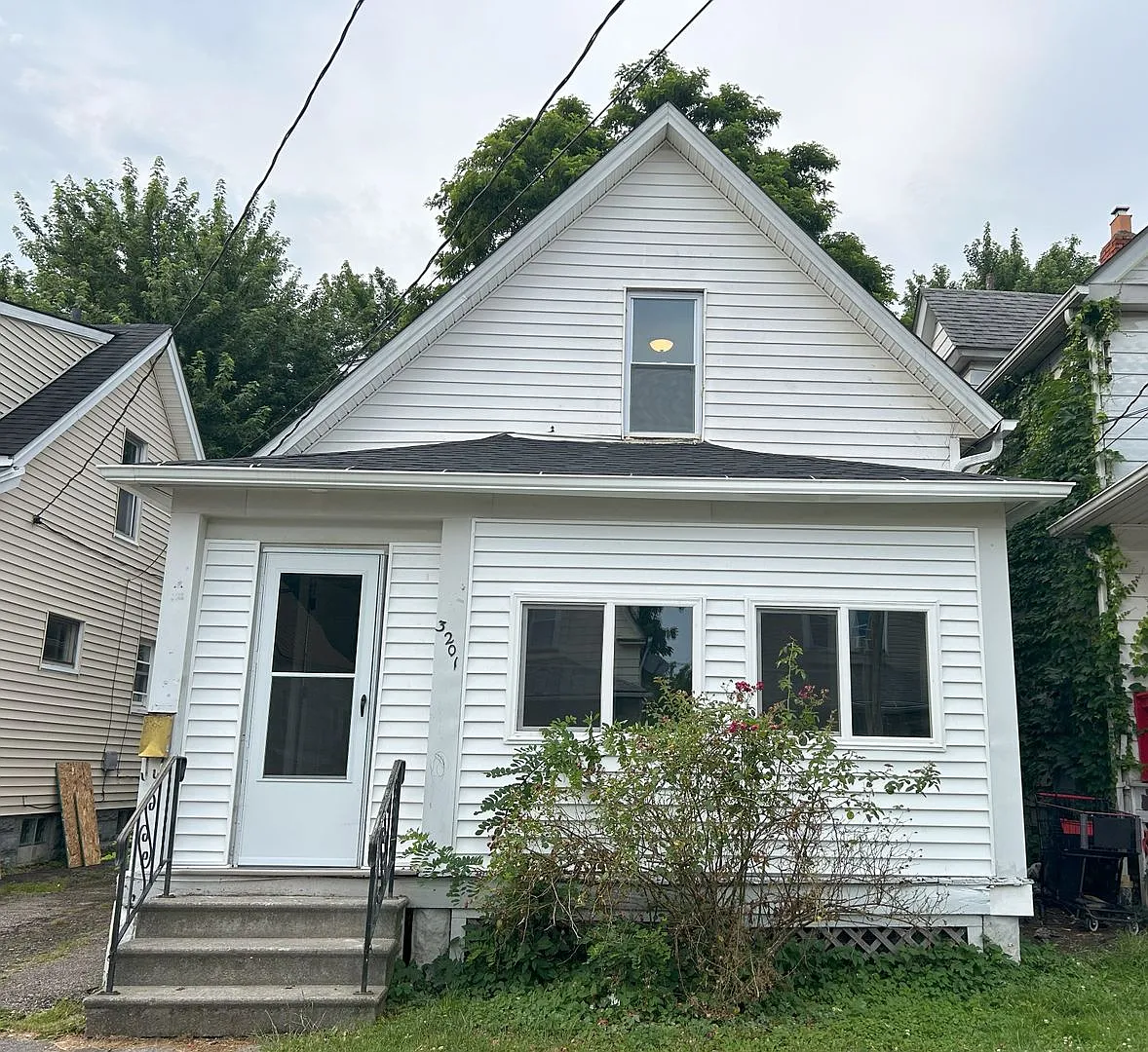 Building Photo - 3201 Saratoga Ave