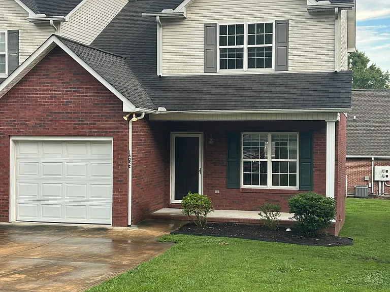 1605 Ridgecrest Dr — Photo 1