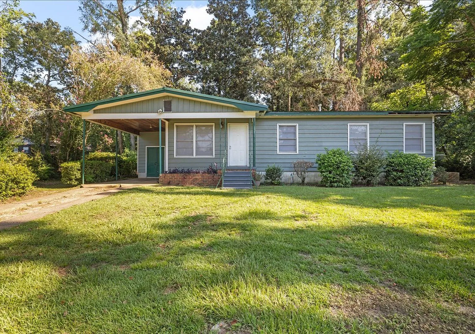 Beautifully Renovated 3 Bedroom by FSU! Available 2027 — Photo 2
