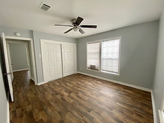 2nd bedroom w/ sliding door closets