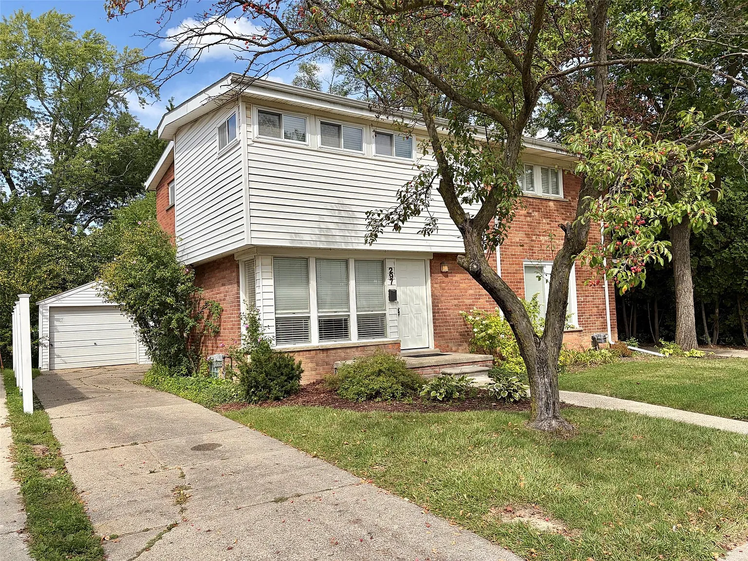 2 bed, 1.0 bath, 917 sqft, $1,975 — Photo 2