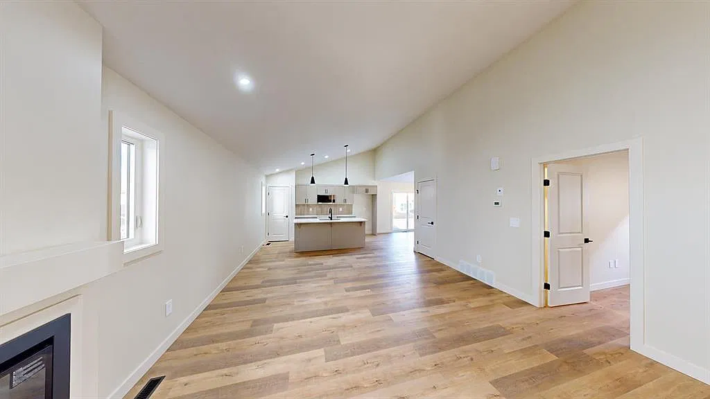 8870 85a Ave — Photo 4