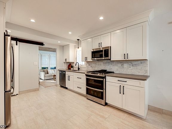 3rd image of 18 Brook Dr N