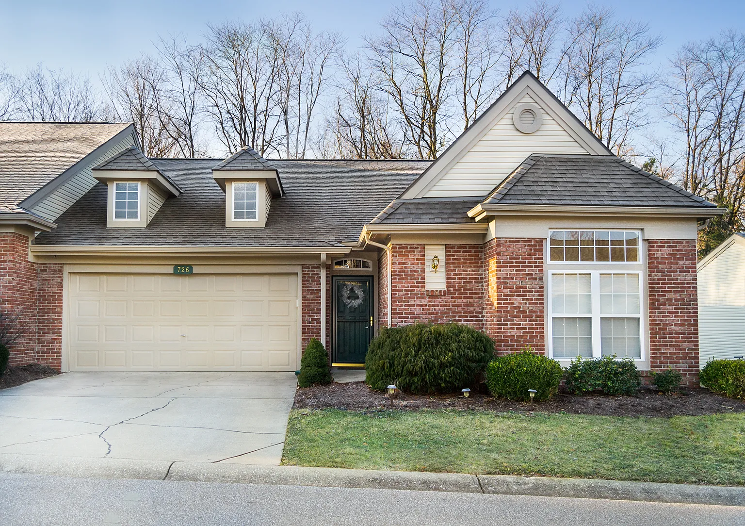726 E Moss Creek Dr photo 1