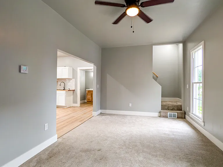 624 E Hawthorne St — Photo 2